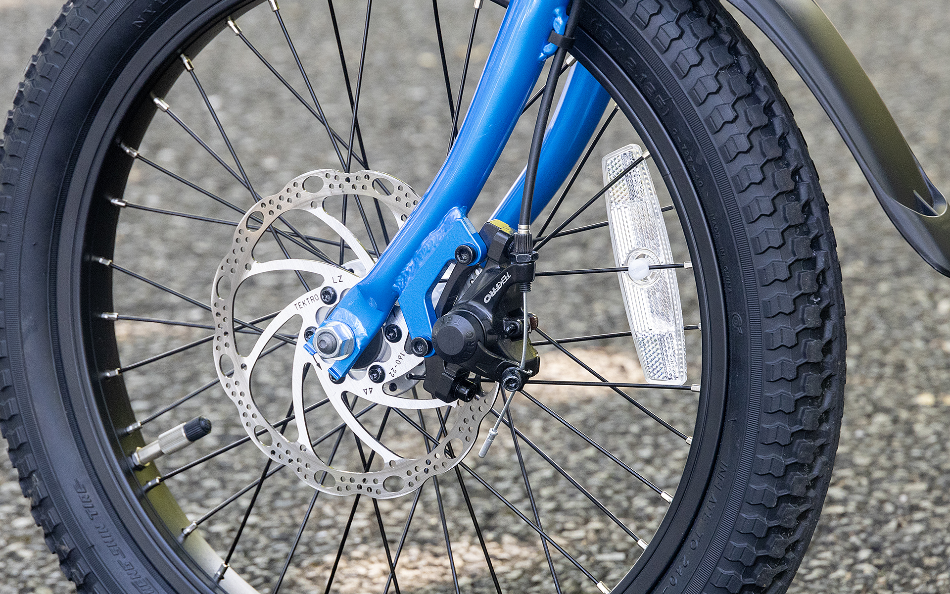 フロントブレーキはワイヤー式のディスクブレーキ。e-POのような軽量な小径車では油圧式よりコントロールしやすいという