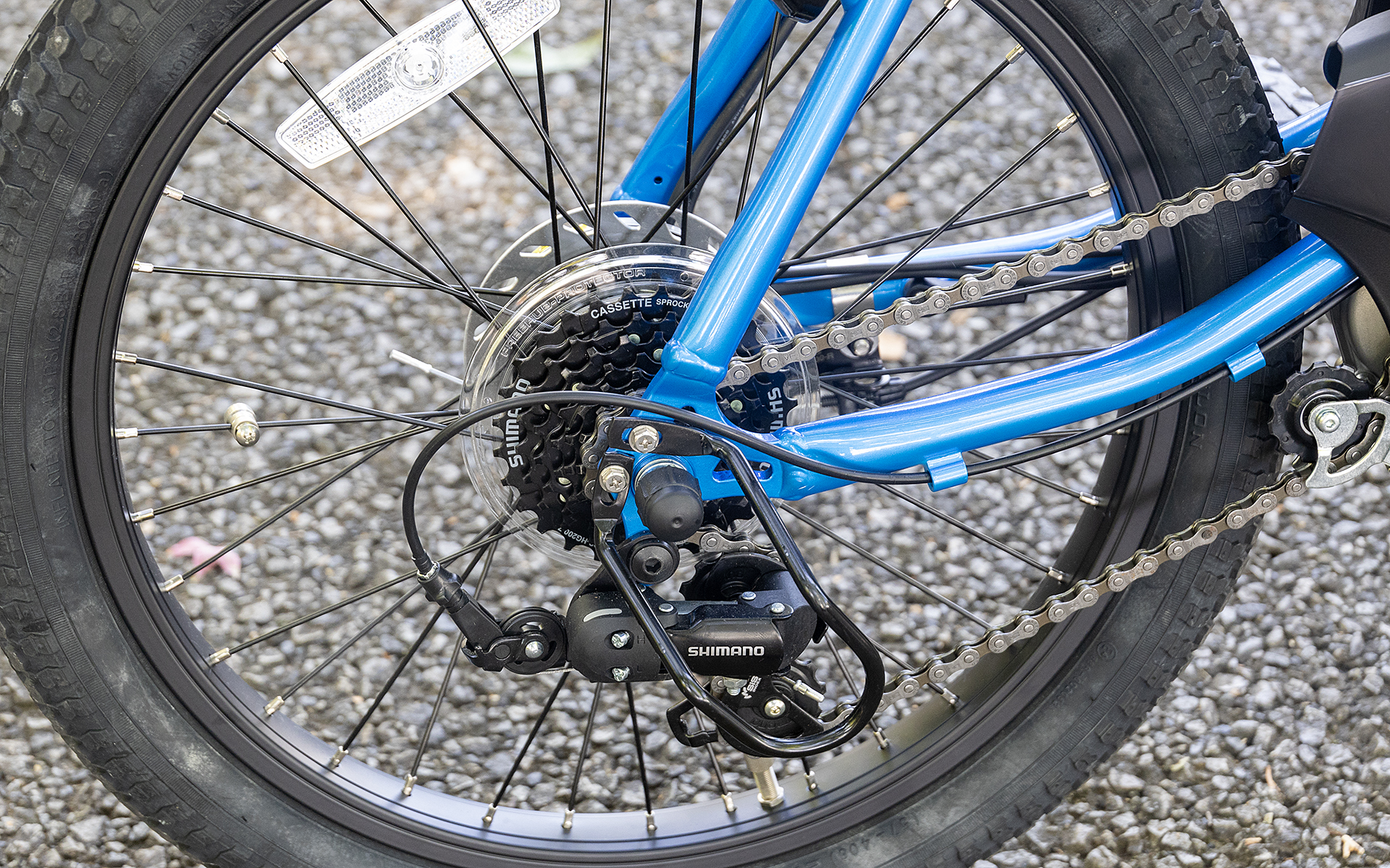 リアディレーラーはシマノ製。変速は外装7速。ドライブユニットの力があるので、静止状態からの発進を含めて通常走行時はトップギヤか一段低いところに固定で十分。勾配のきつい坂を登るときなどに軽いギヤへシフトするといった感じだ