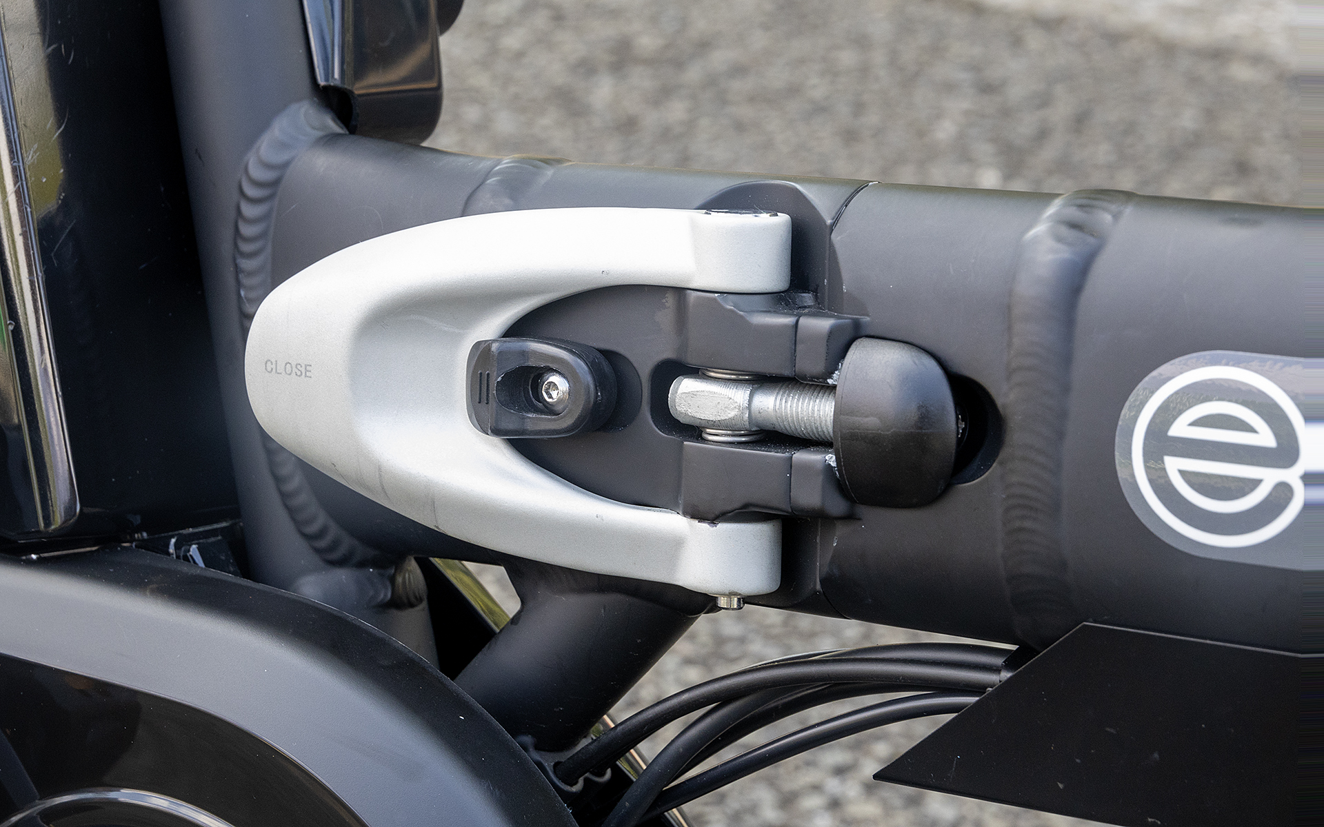 フレーム部のロック。走行中に開放したりすると大きな事故につながるので、信頼性第一の強固でシンプルな作り。日常メンテナンスとしてのロックの増し締めも行なえる