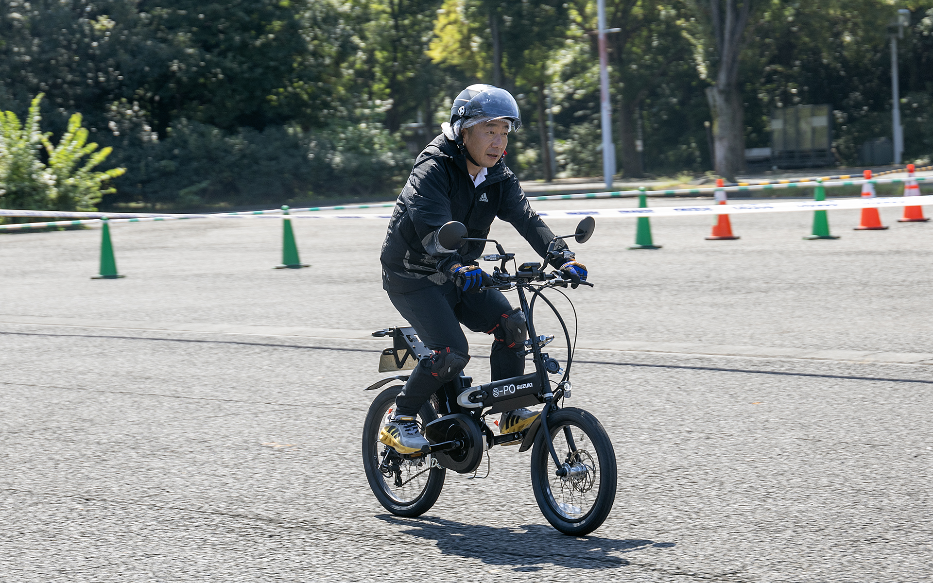 走っているのは同日に取材に来ていたインプレスの媒体「e-bike Watch」の清水氏。自分が乗っているときは撮影できないのでモデルになってもらった。パワーに余裕がないので乗り手の体重や体形（大柄だと空気抵抗が増える）により最高速は変わるが、清水氏が乗ったときも最高速は34km/hあたりだった