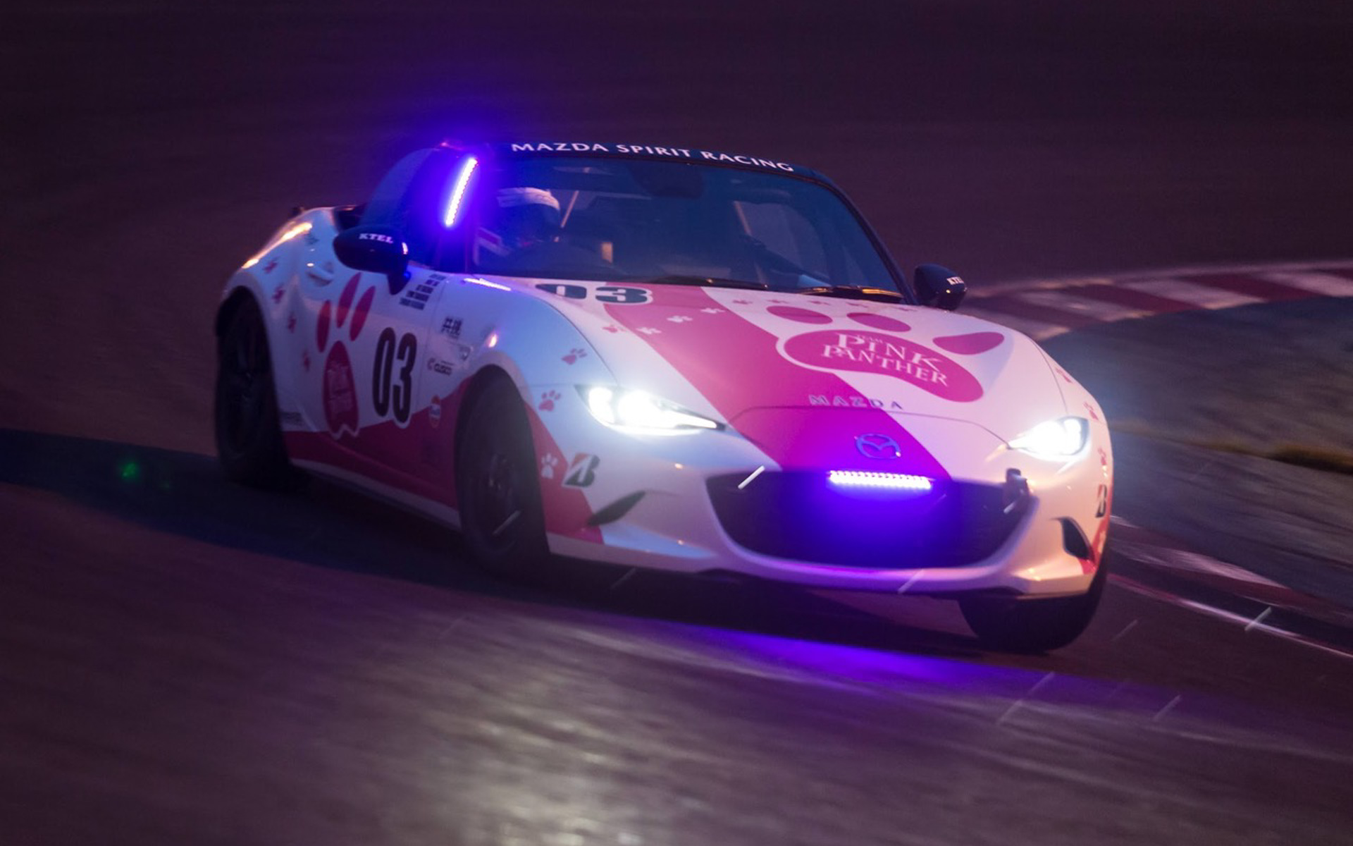 スタートから2時間を過ぎると暗くなり始め、すぐに真っ暗に。しかも雨で難しいコンディションの中、見事に走り切ってくれたスーパーウーマンたちは本当に最高です。監督として、もっとサポートできるように頑張らなくちゃと痛感しました。写真提供：阿部 修一郎