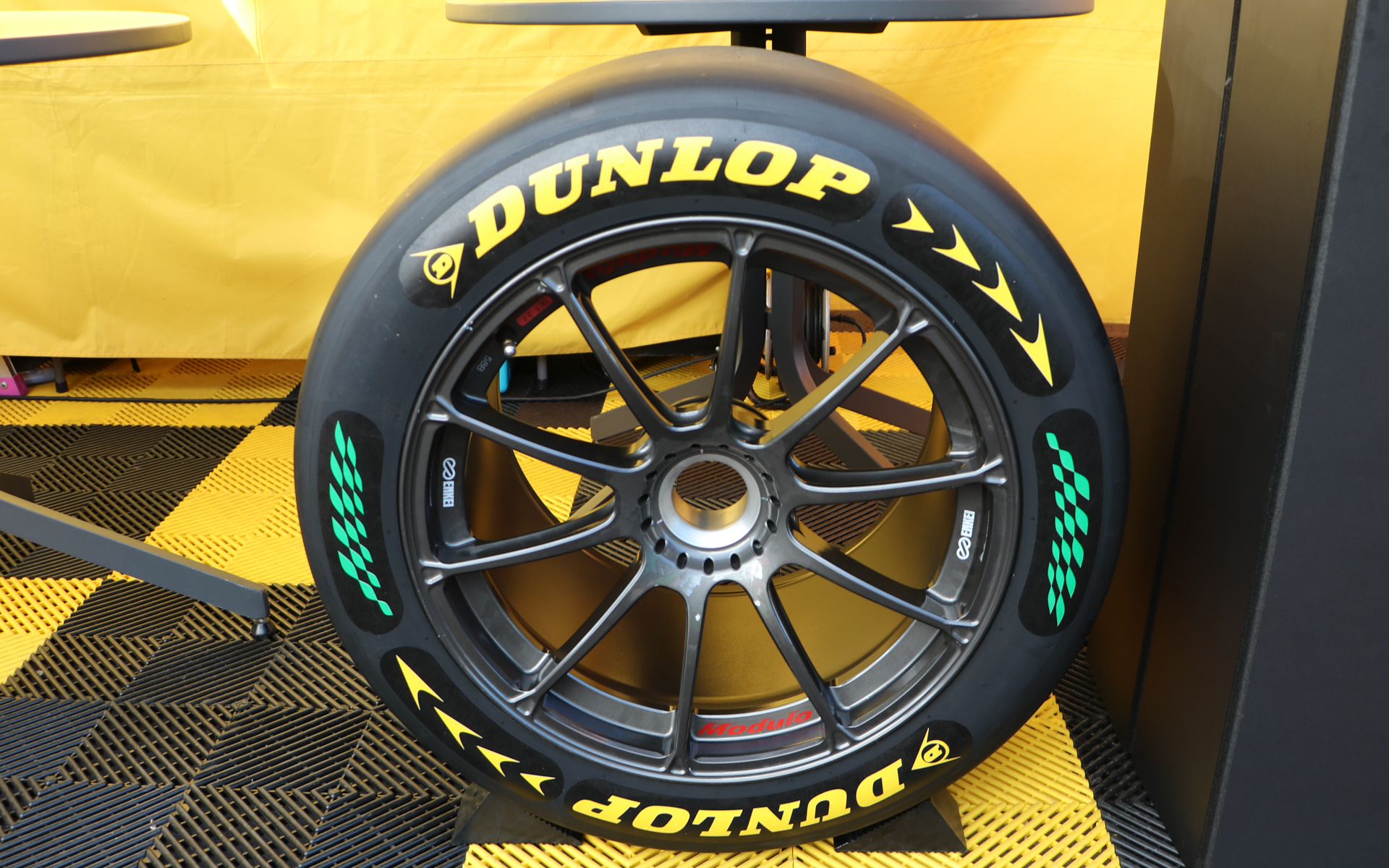 SUPER GTのGT500クラスマシン用のサステナブルレースタイヤ。緑のチェッカーマークは、SDGsの持続可能な開発のための17の国際目標に合わせて17個の■でできている