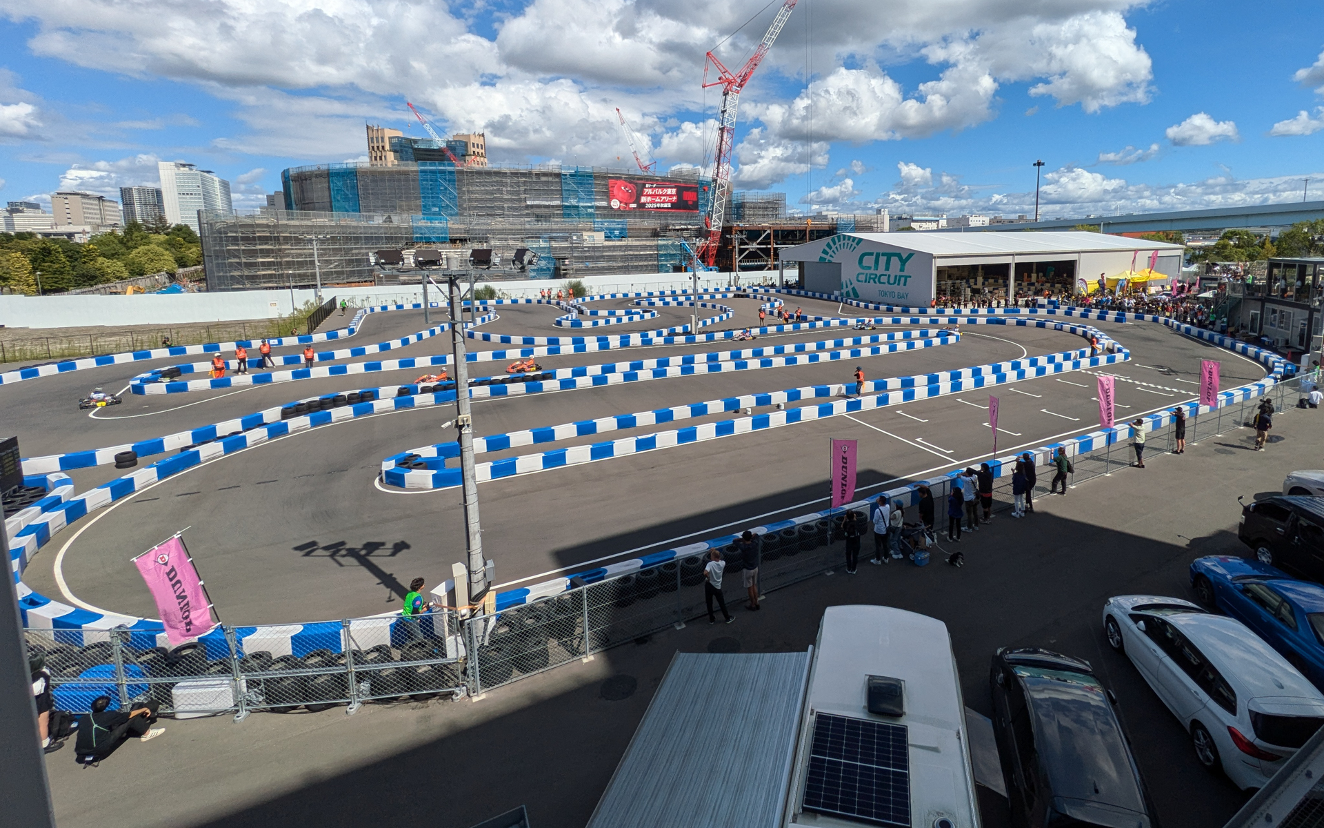 シティサーキット東京ベイは、新交通ゆりかもめ「青海駅」を出ると目の前にあり、走っている様子も見学できる