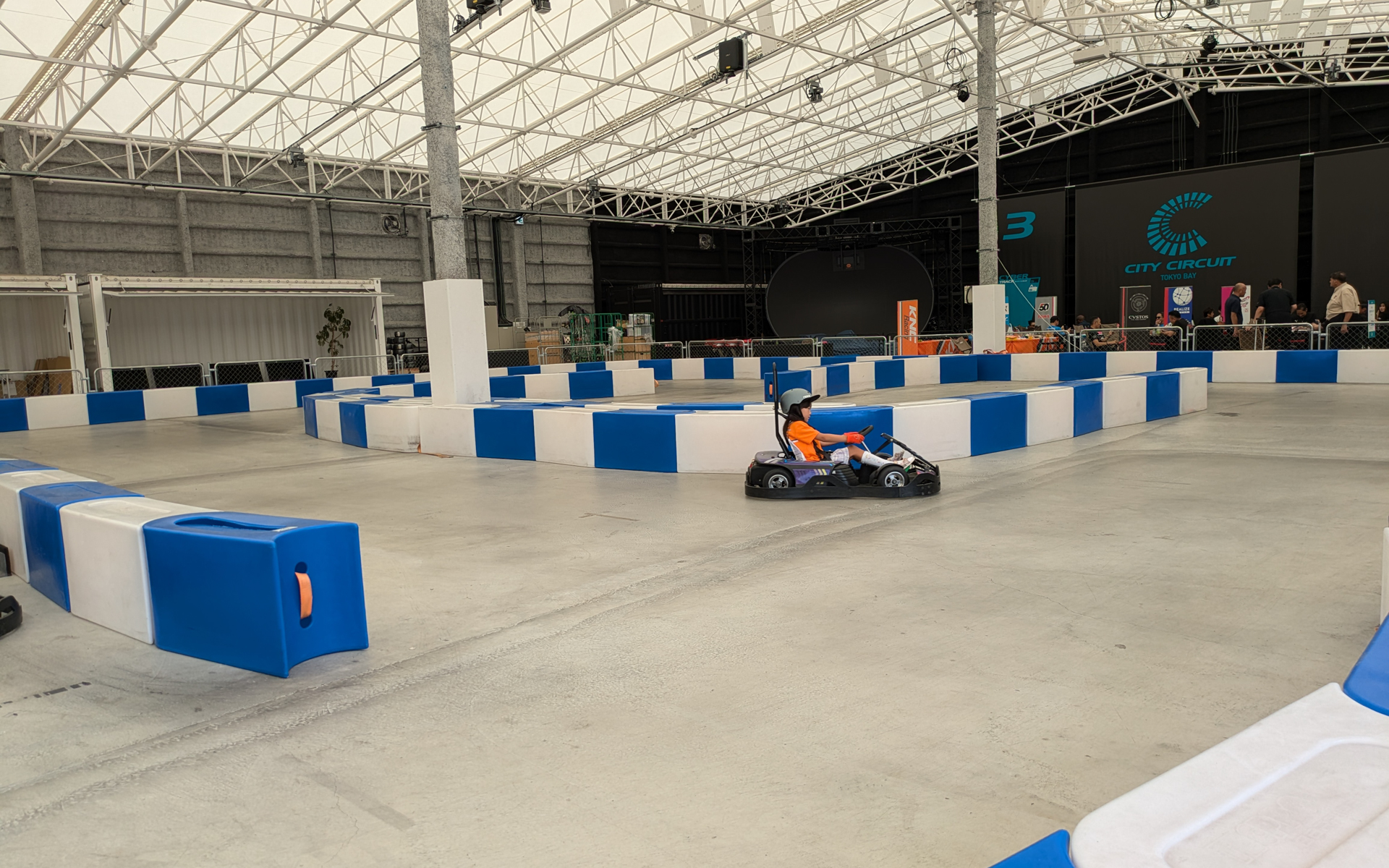 キッズ向け 屋内EVカート場