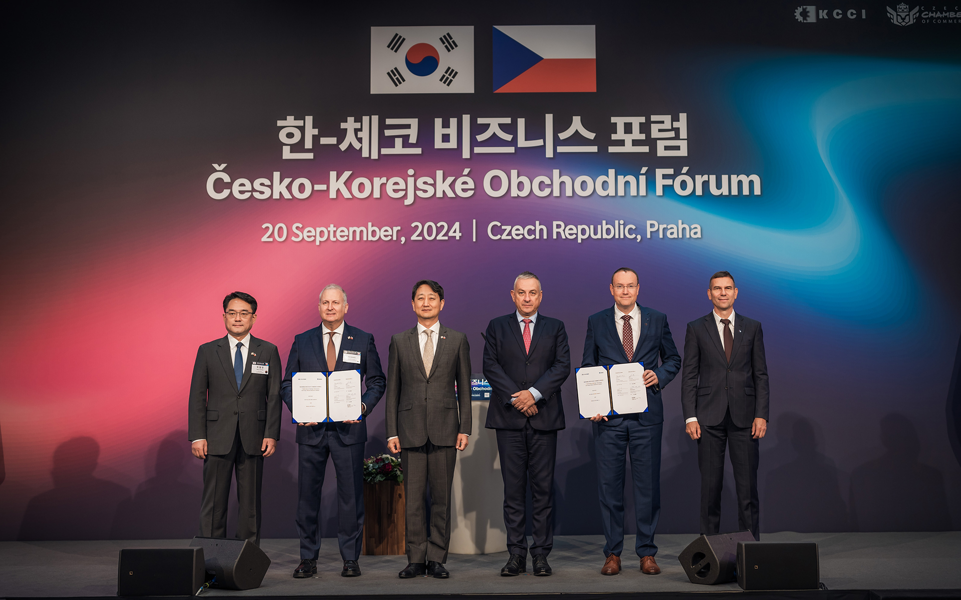 プラハで開催された韓国・チェコ共和国ビジネスサミットにおいて覚書に署名