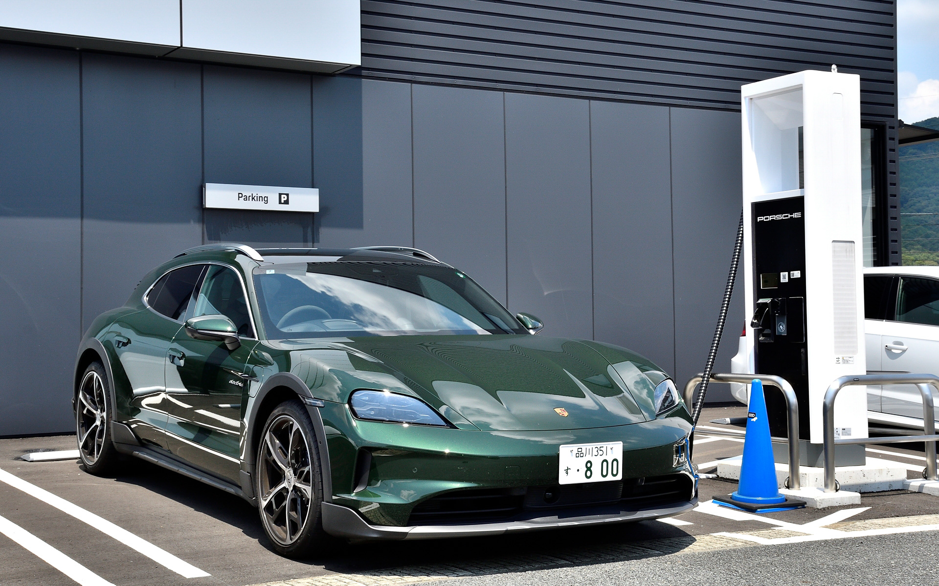 東京～熊本の道中ではサービスエリア、ポルシェディーラーで充電を実施。ポルシェディーラーで用意される「ポルシェ ターボチャージングステーション」は150KWの出力があるため充電の速さを体感できる