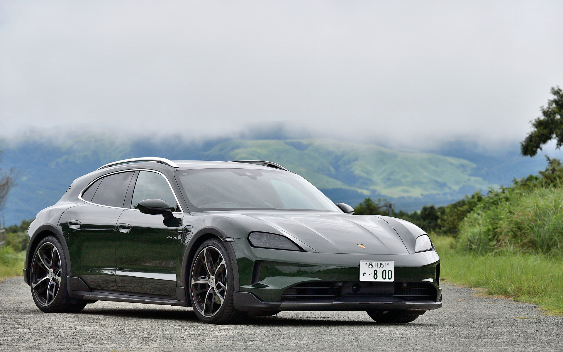 2月に改良を実施したEV（電気自動車）「タイカン」。全バージョンで先代モデルの出力を最大80kW上まわる新しいリアアクスルモーターを備えた先進のパワートレーン、ソフトウェアを最適化した改良型パルスインバーター、より強力なバッテリ、サーマルマネジメントの改良、次世代ヒートポンプ、改良型回生システムや4WDストラテジーなどを採用。本稿の主題となる「タイカン 4S クロスツーリスモ」（1670万円）のボディサイズは4974×1967×1409mm（全長×全幅×全高）、ホイールベースは2904mm