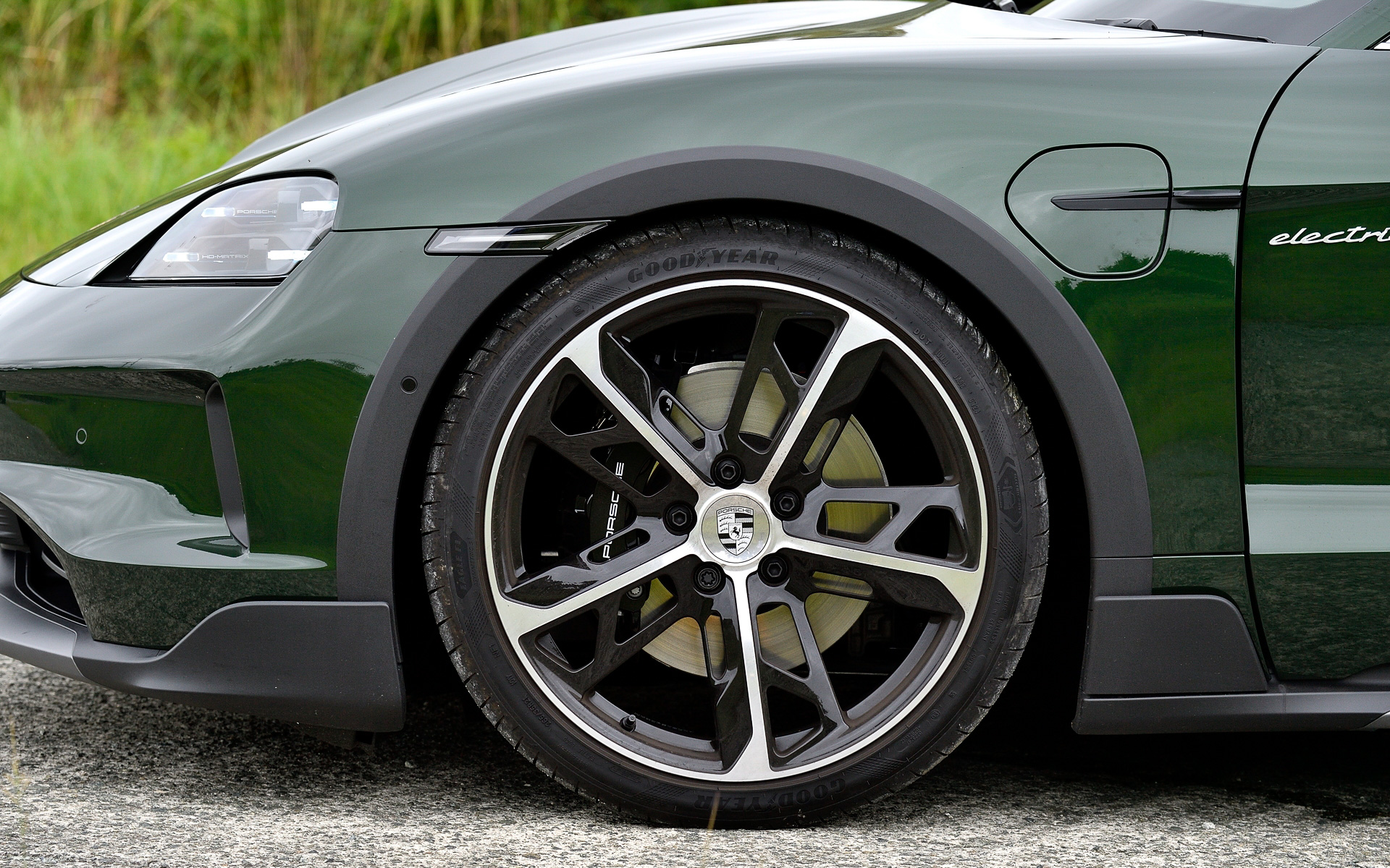 タイカン 4S クロスツーリスモでは空力的に最適化された21インチホイールに、転がり抵抗を低減したというグッドイヤー「イーグルF1」を装備