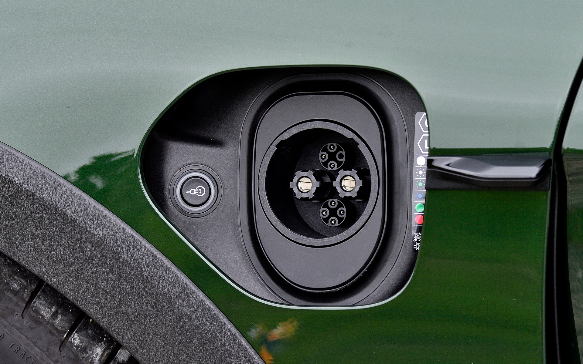 左のフロントフェンダーに急速充電口を用意。タイカン 4S クロスツーリスモで標準装備となるパフォーマンスバッテリープラスの総容量は改良により93kWhから105kWhに増加し、航続距離は最大で678km（WLTP総合）とした