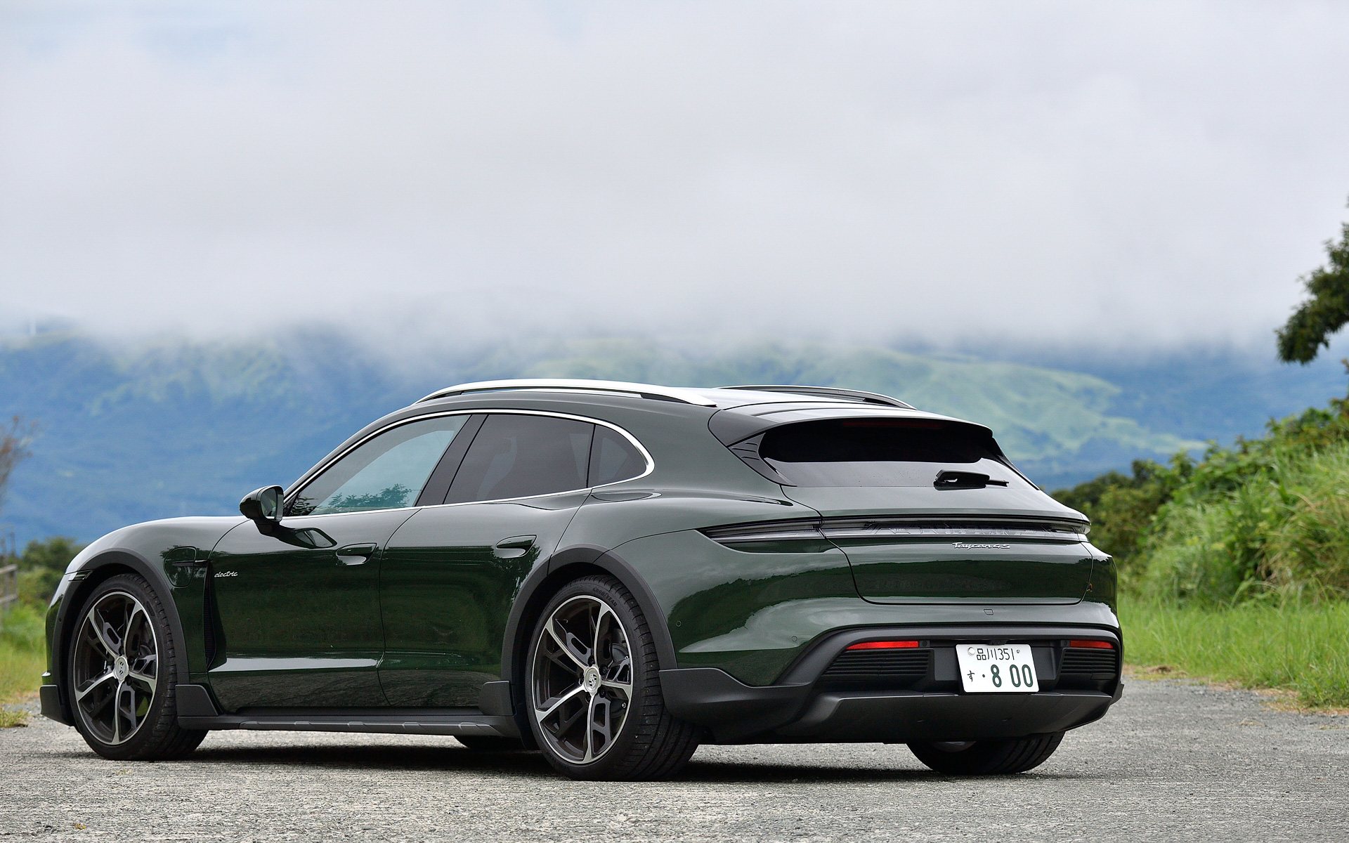 2月に改良を実施したEV（電気自動車）「タイカン」。全バージョンで先代モデルの出力を最大80kW上まわる新しいリアアクスルモーターを備えた先進のパワートレーン、ソフトウェアを最適化した改良型パルスインバーター、より強力なバッテリ、サーマルマネジメントの改良、次世代ヒートポンプ、改良型回生システムや4WDストラテジーなどを採用。本稿の主題となる「タイカン 4S クロスツーリスモ」（1670万円）のボディサイズは4974×1967×1409mm（全長×全幅×全高）、ホイールベースは2904mm