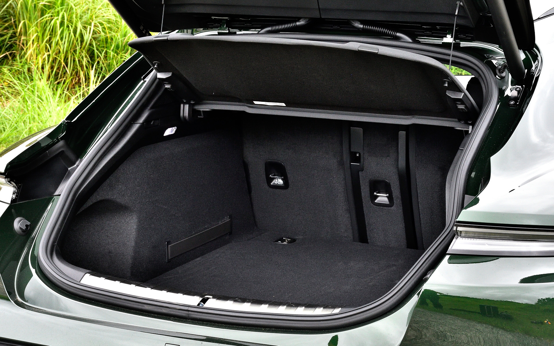 アンビエントライト、フロントシートヒーター、ポルシェインテリジェントレンジマネージャー（PIRM）、ワイヤレス充電式スマートフォントレー、運転席側および助手席側電気充電ポート、ドライブモードスイッチ、パワーステアリングプラスなどは標準装備。トランク容量は446L～1212L