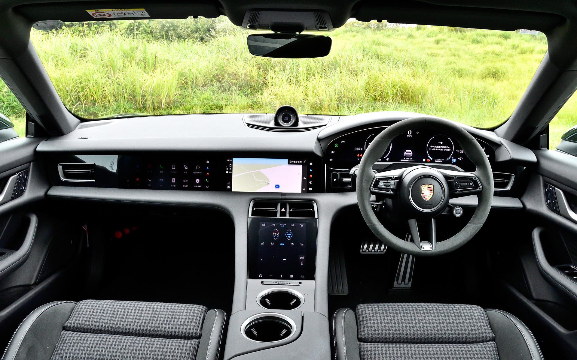 アンビエントライト、フロントシートヒーター、ポルシェインテリジェントレンジマネージャー（PIRM）、ワイヤレス充電式スマートフォントレー、運転席側および助手席側電気充電ポート、ドライブモードスイッチ、パワーステアリングプラスなどは標準装備。トランク容量は446L～1212L