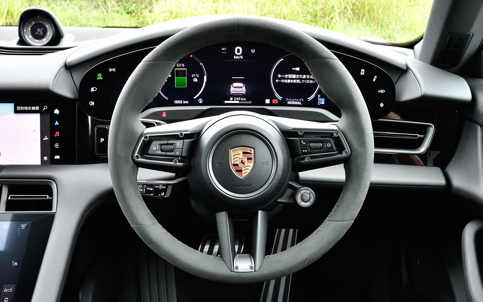 アンビエントライト、フロントシートヒーター、ポルシェインテリジェントレンジマネージャー（PIRM）、ワイヤレス充電式スマートフォントレー、運転席側および助手席側電気充電ポート、ドライブモードスイッチ、パワーステアリングプラスなどは標準装備。トランク容量は446L～1212L