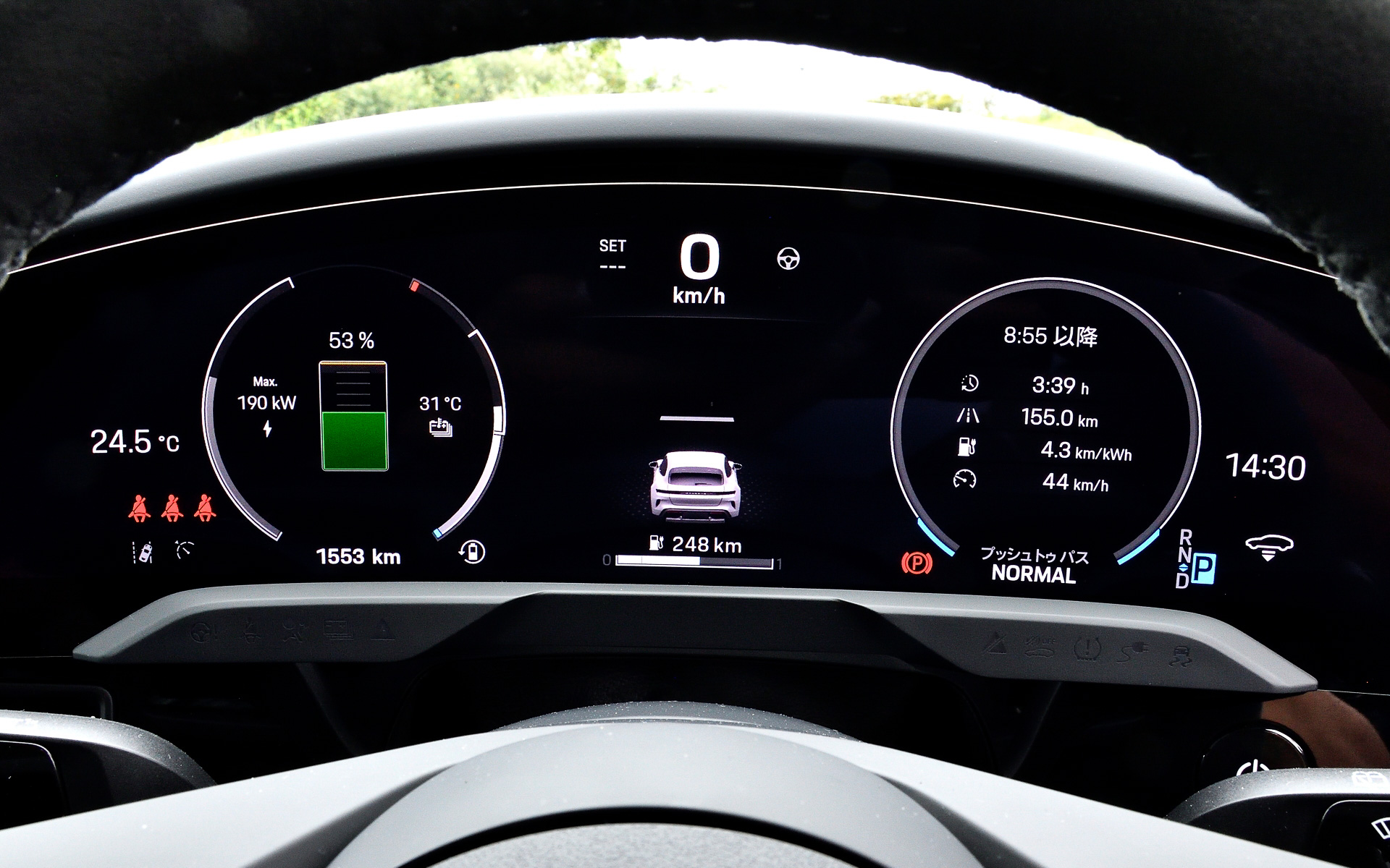 アンビエントライト、フロントシートヒーター、ポルシェインテリジェントレンジマネージャー（PIRM）、ワイヤレス充電式スマートフォントレー、運転席側および助手席側電気充電ポート、ドライブモードスイッチ、パワーステアリングプラスなどは標準装備。トランク容量は446L～1212L