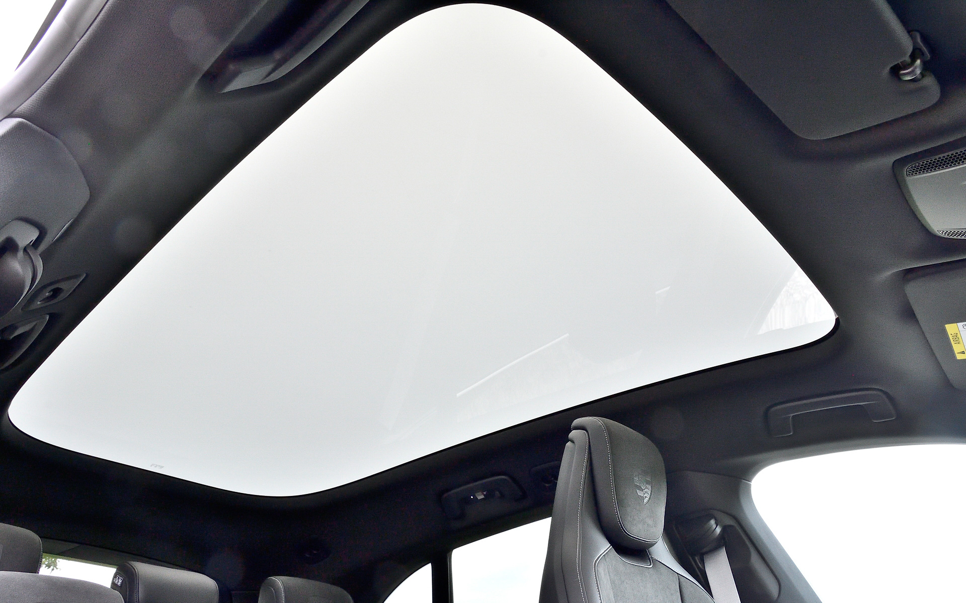 サンルーフは調光が可能で、「クリア」「Matt」「セミ」「ボールド」の4種類が用意される