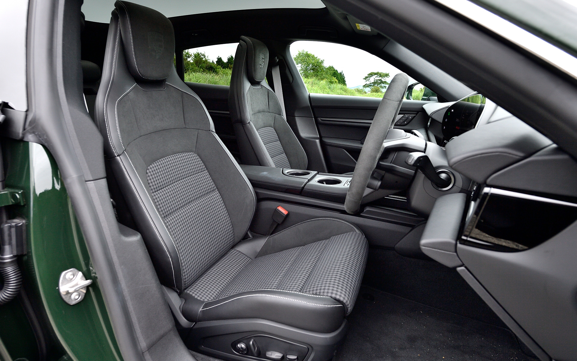 アンビエントライト、フロントシートヒーター、ポルシェインテリジェントレンジマネージャー（PIRM）、ワイヤレス充電式スマートフォントレー、運転席側および助手席側電気充電ポート、ドライブモードスイッチ、パワーステアリングプラスなどは標準装備。トランク容量は446L～1212L