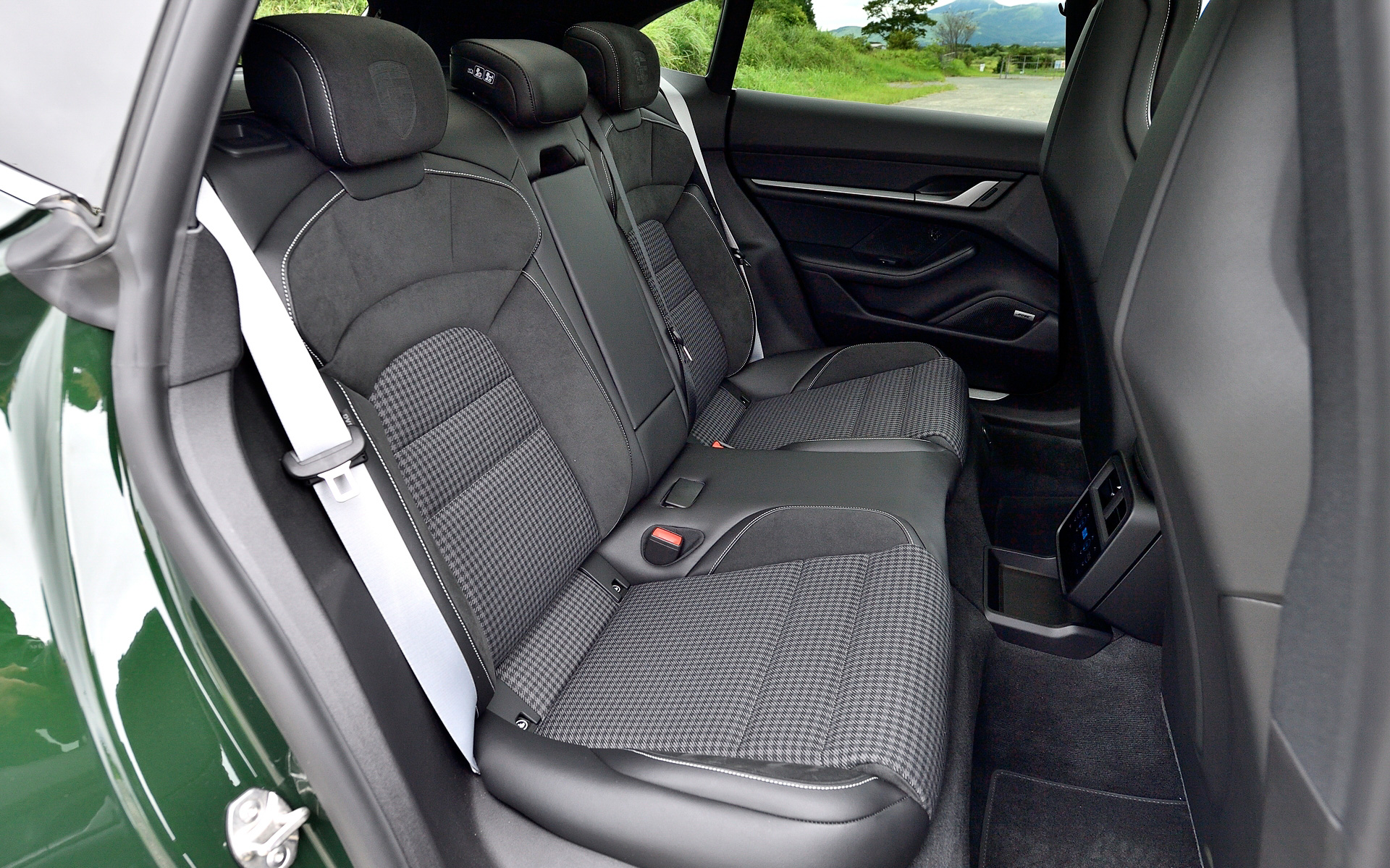 アンビエントライト、フロントシートヒーター、ポルシェインテリジェントレンジマネージャー（PIRM）、ワイヤレス充電式スマートフォントレー、運転席側および助手席側電気充電ポート、ドライブモードスイッチ、パワーステアリングプラスなどは標準装備。トランク容量は446L～1212L