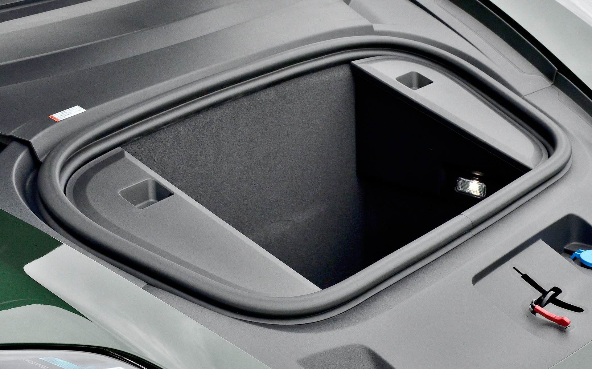 アンビエントライト、フロントシートヒーター、ポルシェインテリジェントレンジマネージャー（PIRM）、ワイヤレス充電式スマートフォントレー、運転席側および助手席側電気充電ポート、ドライブモードスイッチ、パワーステアリングプラスなどは標準装備。トランク容量は446L～1212L