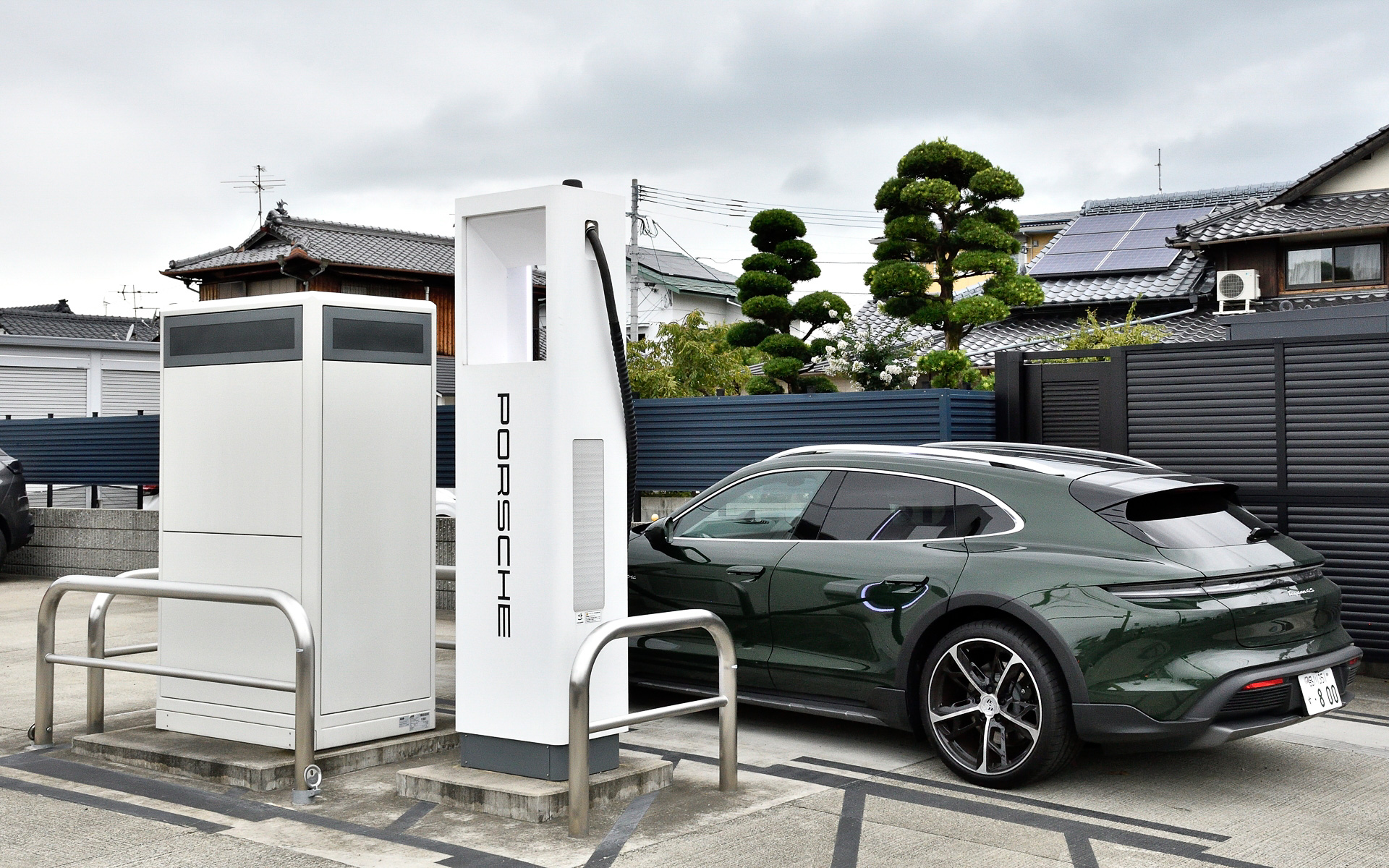 東京～熊本の道中ではサービスエリア、ポルシェディーラーで充電を実施。ポルシェディーラーで用意される「ポルシェ ターボチャージングステーション」は150KWの出力があるため充電の速さを体感できる