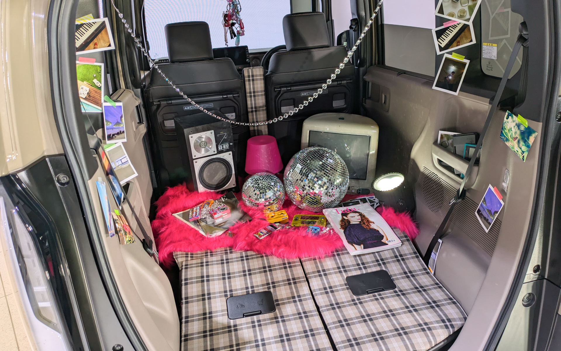 小物は同世代の人が懐かしく感じられるようなものを合わせたという