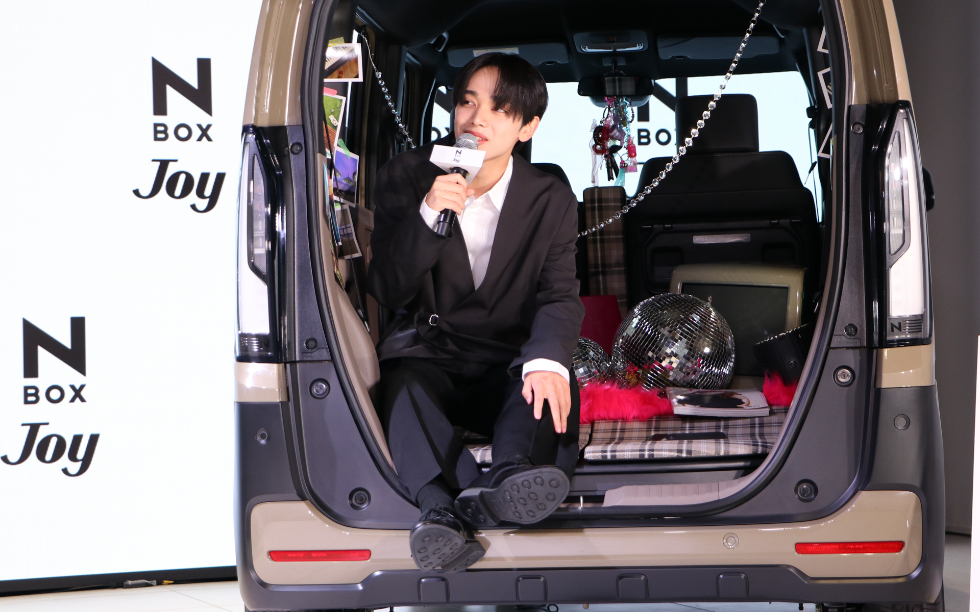 ふらっとテラスでくつろぐ宮世琉弥さん