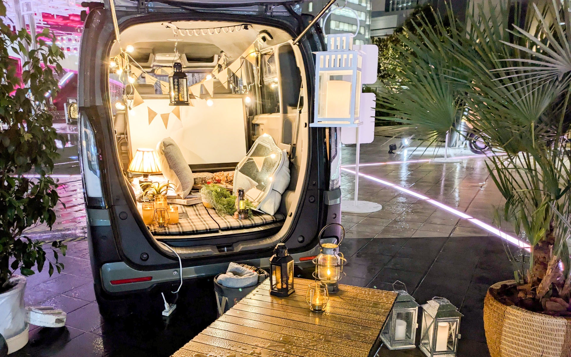 タレント兼インフルエンサーの小林希大さんのテーマは、「秋の空気に触れながらちょっと大人な手作りチル空間」で、照明を落とした落ち着いた空間で、星空を見たり、読書や映画を楽しめるような空間を作成