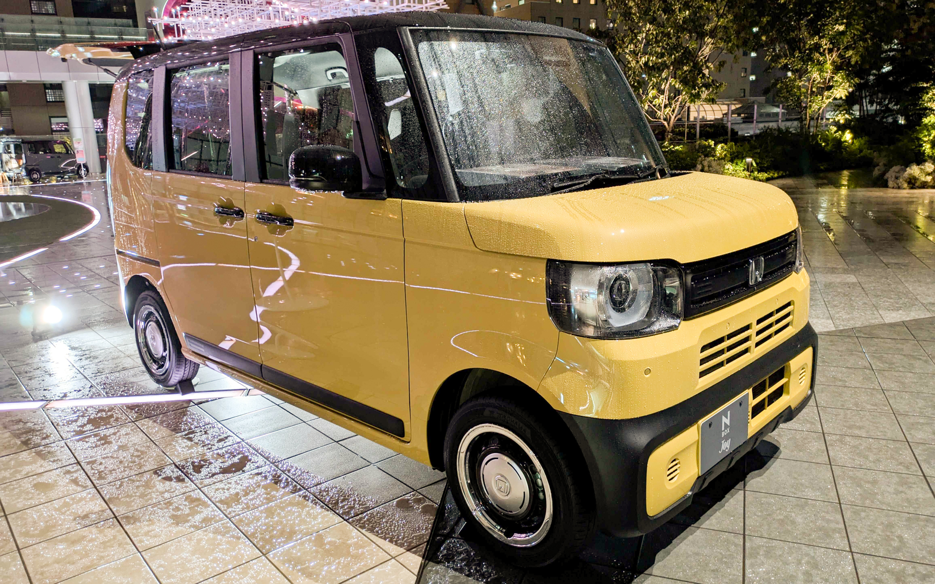 モデルのコノリリ（CONOMIさん、LiLiさん）は、「ヴィンテージカラフルハロウィン」と題して、ヴィンテージなハロウィングッズとパーティー装飾で可愛いく。スイーツや乾杯ドリンクも置いてパーティー仕様に仕上げた