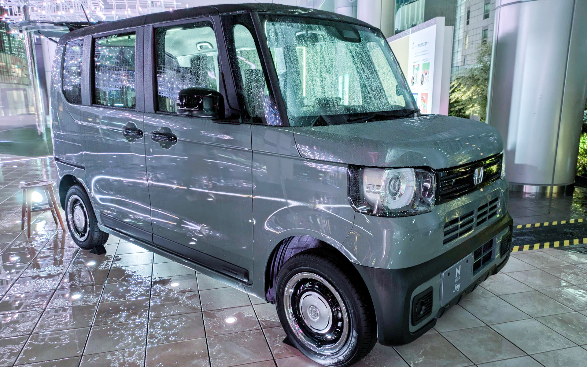 マルチクリエイターのほのぴすさんは、友だちとピクニックでカラフルキブンカーをテーマに、「気持ちのいい秋こそ、いつでもどこでも友だちとピクニックでカラフルキブンカー。カラフルなシートにカゴバッグや小物を使ってピクニック感を演出