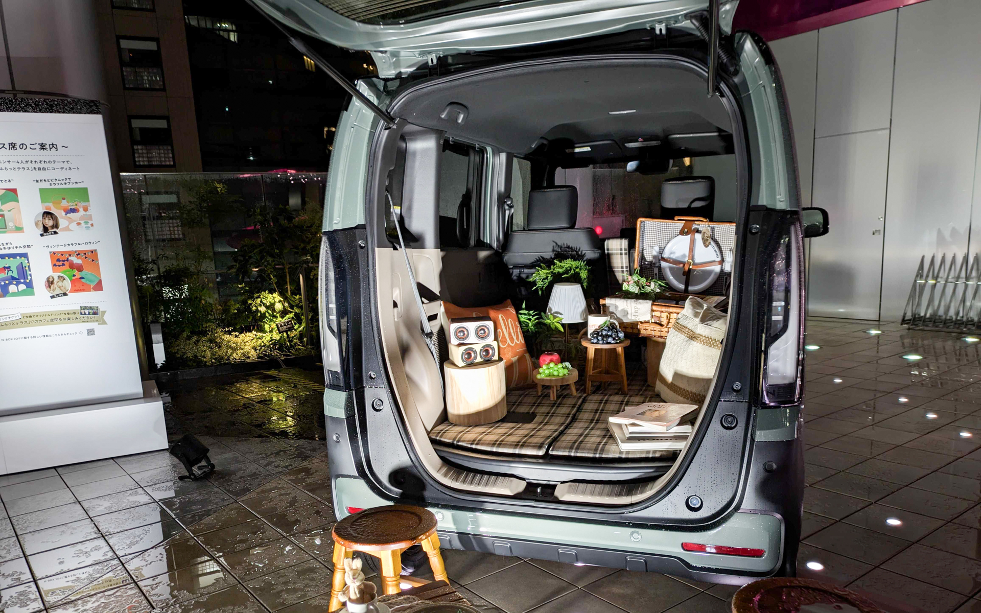 マルチクリエイターのほのぴすさんは、友だちとピクニックでカラフルキブンカーをテーマに、「気持ちのいい秋こそ、いつでもどこでも友だちとピクニックでカラフルキブンカー。カラフルなシートにカゴバッグや小物を使ってピクニック感を演出