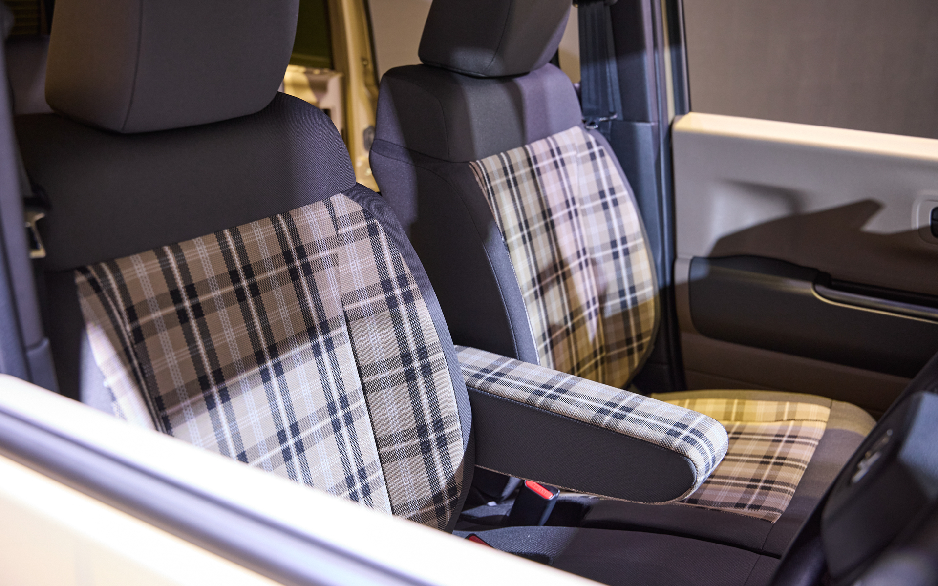 大きな特徴となる「チェック柄ファブリック」