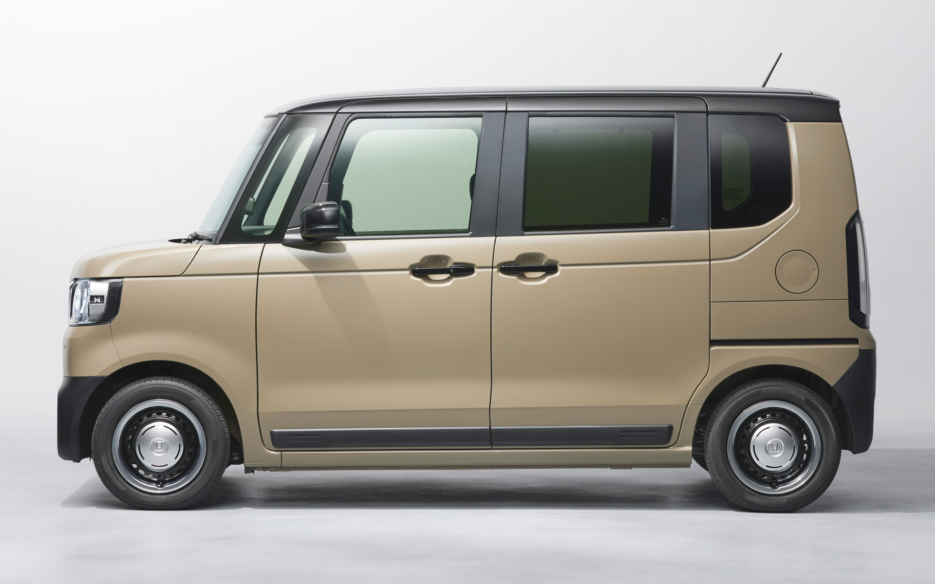 ブラックのドアロアーガーニッシュでタフなイメージを創出。ガーニッシュはドアの低い位置に設けることで視覚的な重心を下げ、安定感のある走りを感じさせる