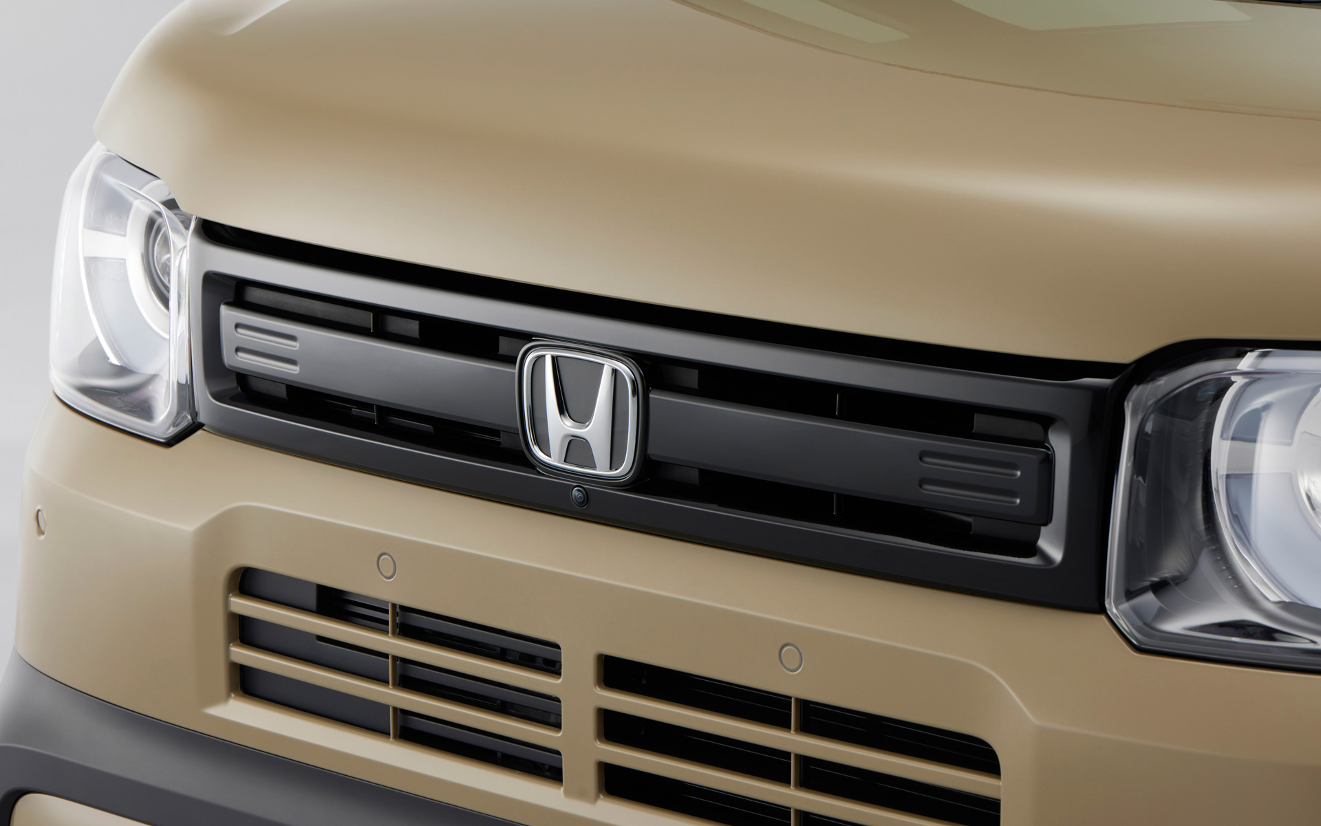 アッパーグリルは金属板をプレス成型したような塊感のある造形をブラックで表現しながら、ミドルグリルは中央部に凹みを与えることで構造的な力強さを感じさせるデザインとした