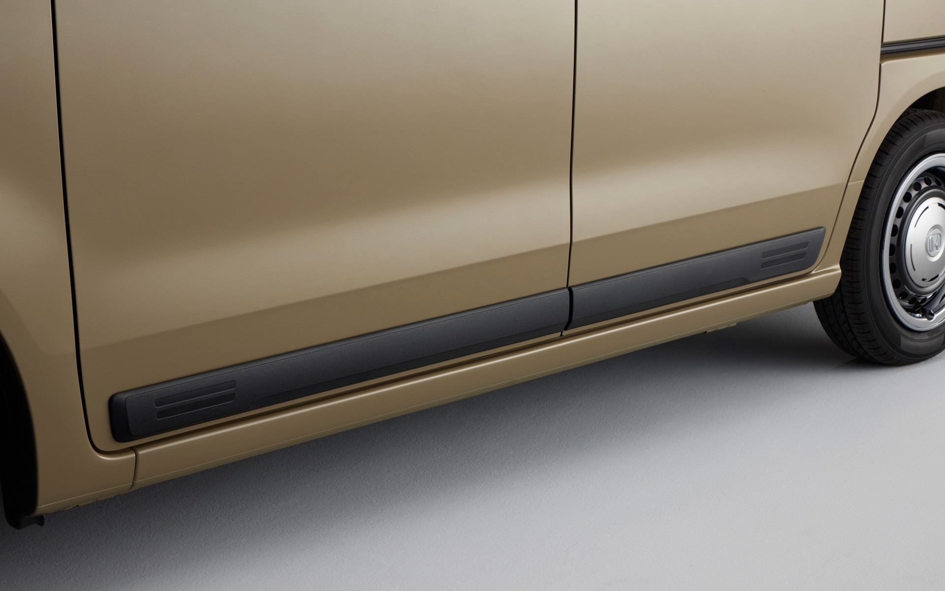 ブラックのドアロアーガーニッシュでタフなイメージを創出。ガーニッシュはドアの低い位置に設けることで視覚的な重心を下げ、安定感のある走りを感じさせる