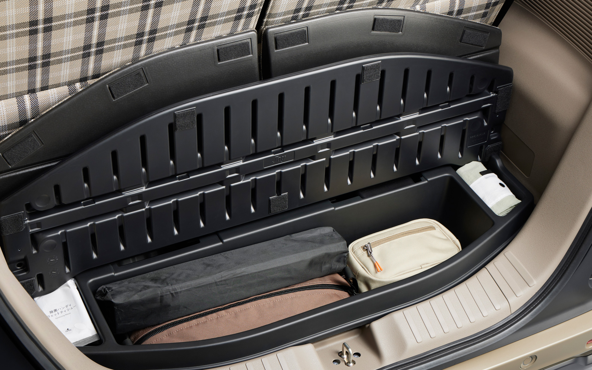 フロア後端にあるフロアアンダーボックスは約18Lの大容量を確保し、ボックス左右に浅底のポケットを備えた。メインのボックスには折りたたみ式のアウトドアチェアとアウトドアテーブルなどが同時に収納可能で、ポケットには小物類などをボックス内の荷物と分けて収納可能。また、フロアアンダーボックスの蓋には汚れても洗える樹脂製のフロアエンドボードを採用。自立が可能なつくりで、荷物の出し入れがしやすい設計とした