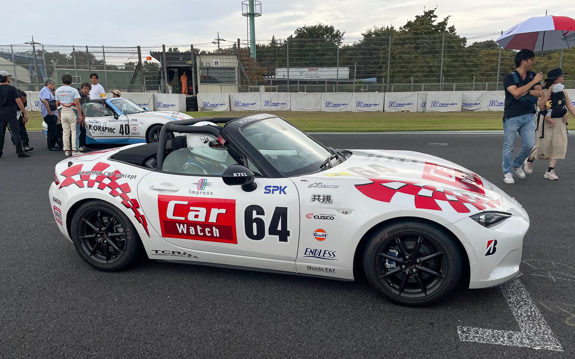 グリッドでスタート前の孤独な時間を過ごす小林編集長。1人残して皆ピットに帰ってしまった