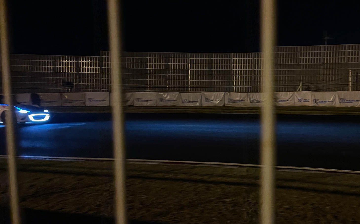 フィニッシュ近くの64号車、1コーナーの進入。ドライバーは川上奏（かなた）選手で、最後のスパートをかける。編集の塩谷氏が付けたライトは判別しやすい