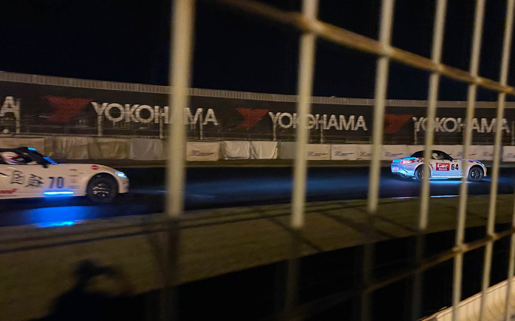 1コーナーの中盤の64号車。後ろの頑固一徹号は桂伸一さん。各チーム思い思いのデコレーション