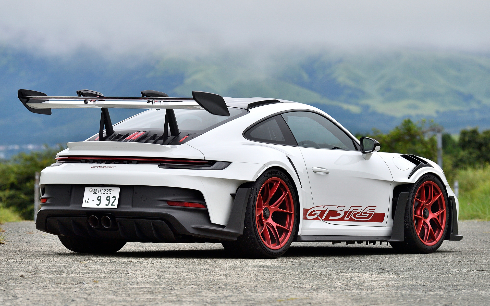 911 GT3 RSが搭載する水平対向6気筒 4.0リッターエンジンは、911 GT3と比較して主にカムプロファイルを変更した新しいカムシャフトによって最高出力は386kW（525PS）、最大トルクは465Nmを発生。0-100km/h加速は3.2秒、最高速は296km/hを実現