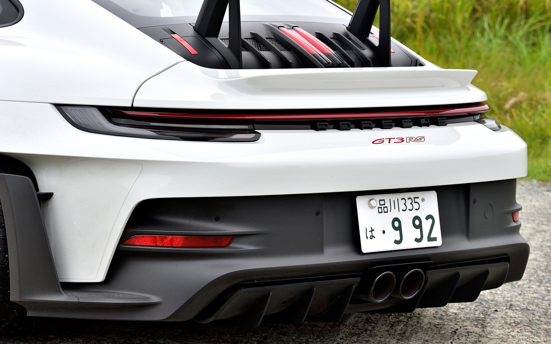 ドア、フロントウィング、ルーフ、フロントリッドはCFRP製となり、標準装備のフルバケットシートなどインテリアにも軽量CFRPを採用することにより、空車重量は1525kgに抑えられた。また、911 GT3 RS では「911 GT3 R」と直接的に結びつく冷却システムやエアロダイナミクスシステムを採用するとともに、鍛造軽合金製センターロックホイールを標準装備してフロントに275/35R20、リアに335/30R21の公道仕様のスポーツタイヤ（ミシュラン「パイロットスポーツ カップ2」）を装着