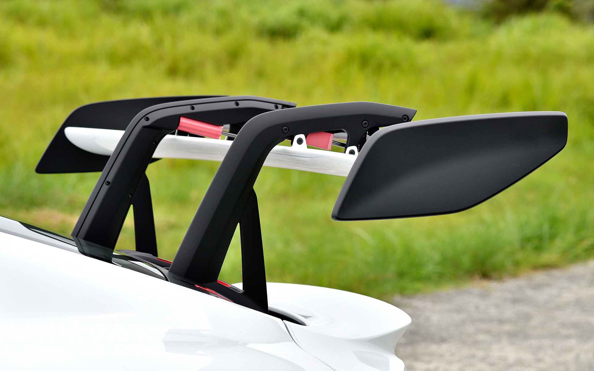 ドア、フロントウィング、ルーフ、フロントリッドはCFRP製となり、標準装備のフルバケットシートなどインテリアにも軽量CFRPを採用することにより、空車重量は1525kgに抑えられた。また、911 GT3 RS では「911 GT3 R」と直接的に結びつく冷却システムやエアロダイナミクスシステムを採用するとともに、鍛造軽合金製センターロックホイールを標準装備してフロントに275/35R20、リアに335/30R21の公道仕様のスポーツタイヤ（ミシュラン「パイロットスポーツ カップ2」）を装着