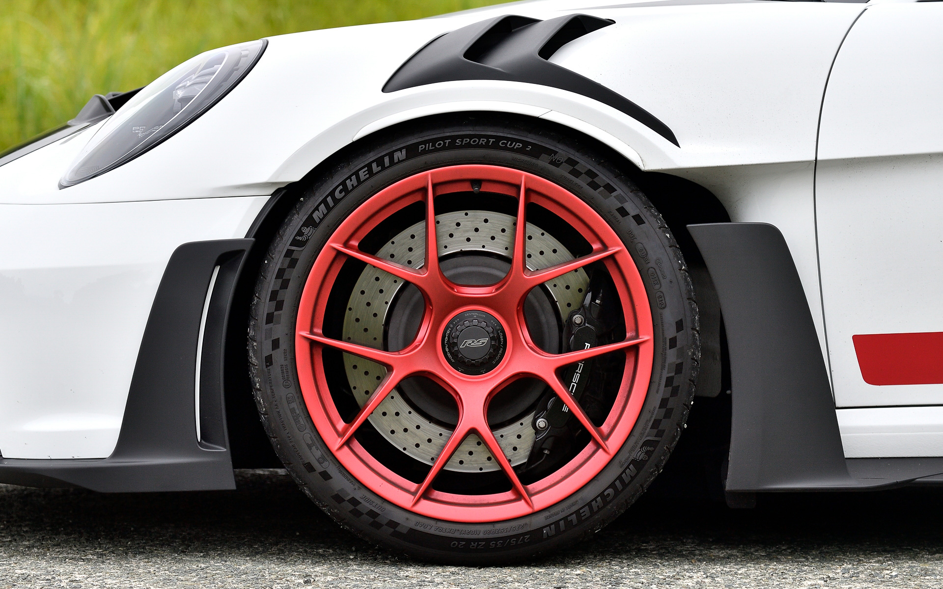 ドア、フロントウィング、ルーフ、フロントリッドはCFRP製となり、標準装備のフルバケットシートなどインテリアにも軽量CFRPを採用することにより、空車重量は1525kgに抑えられた。また、911 GT3 RS では「911 GT3 R」と直接的に結びつく冷却システムやエアロダイナミクスシステムを採用するとともに、鍛造軽合金製センターロックホイールを標準装備してフロントに275/35R20、リアに335/30R21の公道仕様のスポーツタイヤ（ミシュラン「パイロットスポーツ カップ2」）を装着