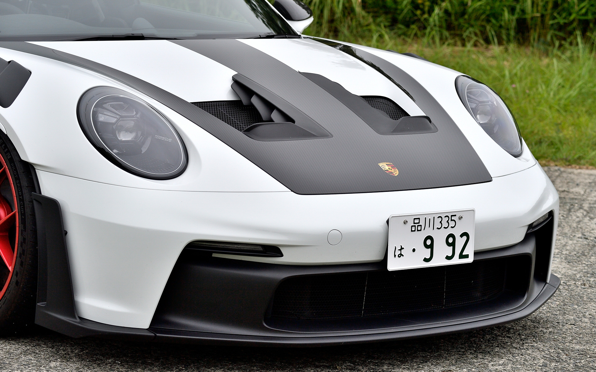 ドア、フロントウィング、ルーフ、フロントリッドはCFRP製となり、標準装備のフルバケットシートなどインテリアにも軽量CFRPを採用することにより、空車重量は1525kgに抑えられた。また、911 GT3 RS では「911 GT3 R」と直接的に結びつく冷却システムやエアロダイナミクスシステムを採用するとともに、鍛造軽合金製センターロックホイールを標準装備してフロントに275/35R20、リアに335/30R21の公道仕様のスポーツタイヤ（ミシュラン「パイロットスポーツ カップ2」）を装着