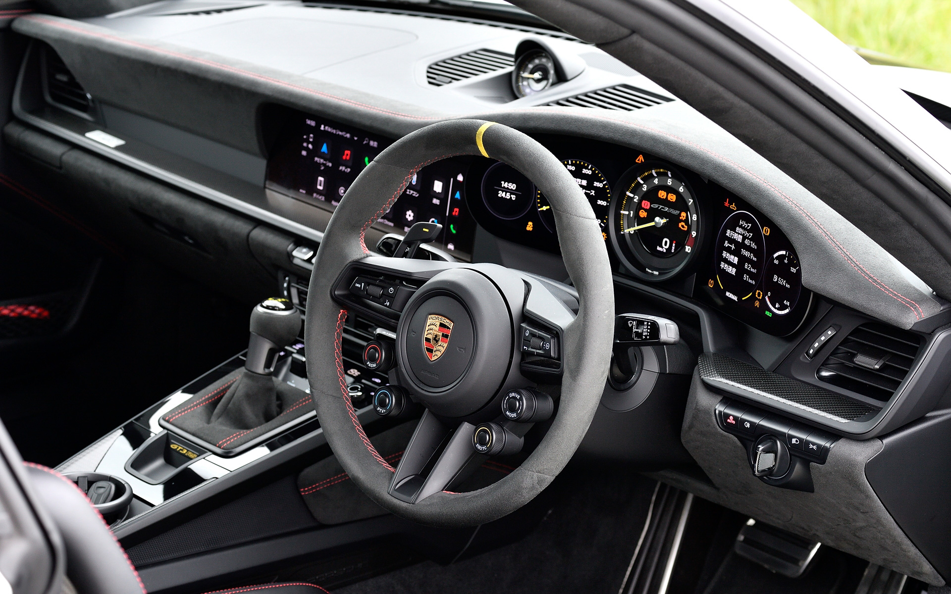 インテリアではカーボンファイバー製のフルバケットシートを採用するなど、レーシーな仕上がり。ステアリング下側にあるボタンでドライブモードやPASM、ESC（エレクトロニック・スタビリティ・コントロール）、TC（トラクション・コントロール）、PTV（ポルシェ トルク ベクタリング）などを変更できる