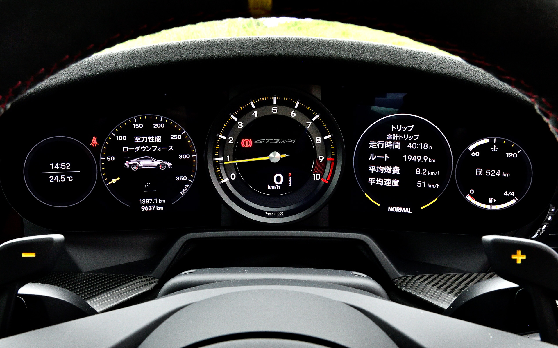 インテリアではカーボンファイバー製のフルバケットシートを採用するなど、レーシーな仕上がり。ステアリング下側にあるボタンでドライブモードやPASM、ESC（エレクトロニック・スタビリティ・コントロール）、TC（トラクション・コントロール）、PTV（ポルシェ トルク ベクタリング）などを変更できる