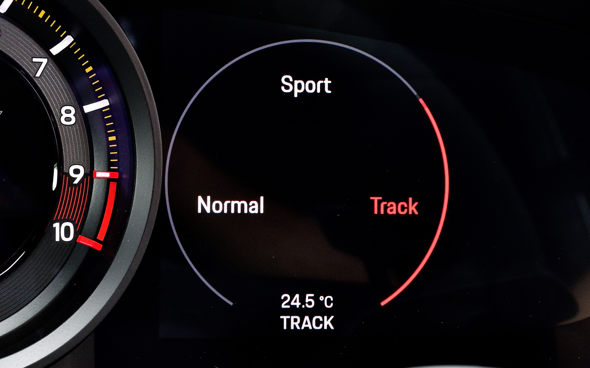 インテリアではカーボンファイバー製のフルバケットシートを採用するなど、レーシーな仕上がり。ステアリング下側にあるボタンでドライブモードやPASM、ESC（エレクトロニック・スタビリティ・コントロール）、TC（トラクション・コントロール）、PTV（ポルシェ トルク ベクタリング）などを変更できる