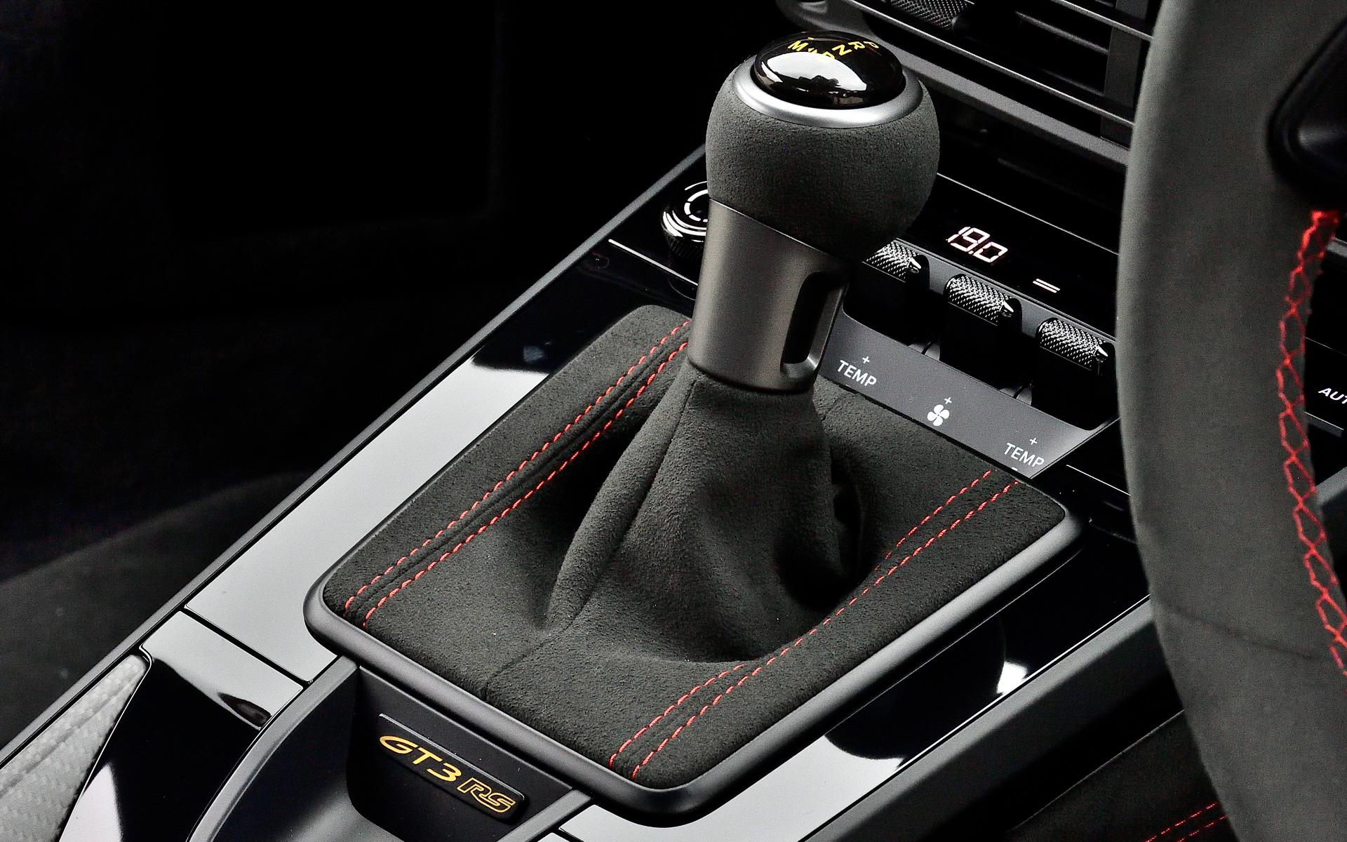 インテリアではカーボンファイバー製のフルバケットシートを採用するなど、レーシーな仕上がり。ステアリング下側にあるボタンでドライブモードやPASM、ESC（エレクトロニック・スタビリティ・コントロール）、TC（トラクション・コントロール）、PTV（ポルシェ トルク ベクタリング）などを変更できる