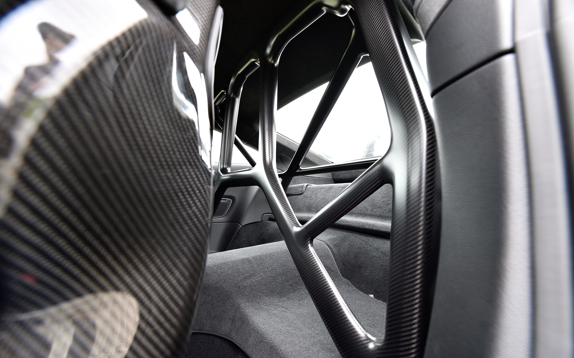 インテリアではカーボンファイバー製のフルバケットシートを採用するなど、レーシーな仕上がり。ステアリング下側にあるボタンでドライブモードやPASM、ESC（エレクトロニック・スタビリティ・コントロール）、TC（トラクション・コントロール）、PTV（ポルシェ トルク ベクタリング）などを変更できる