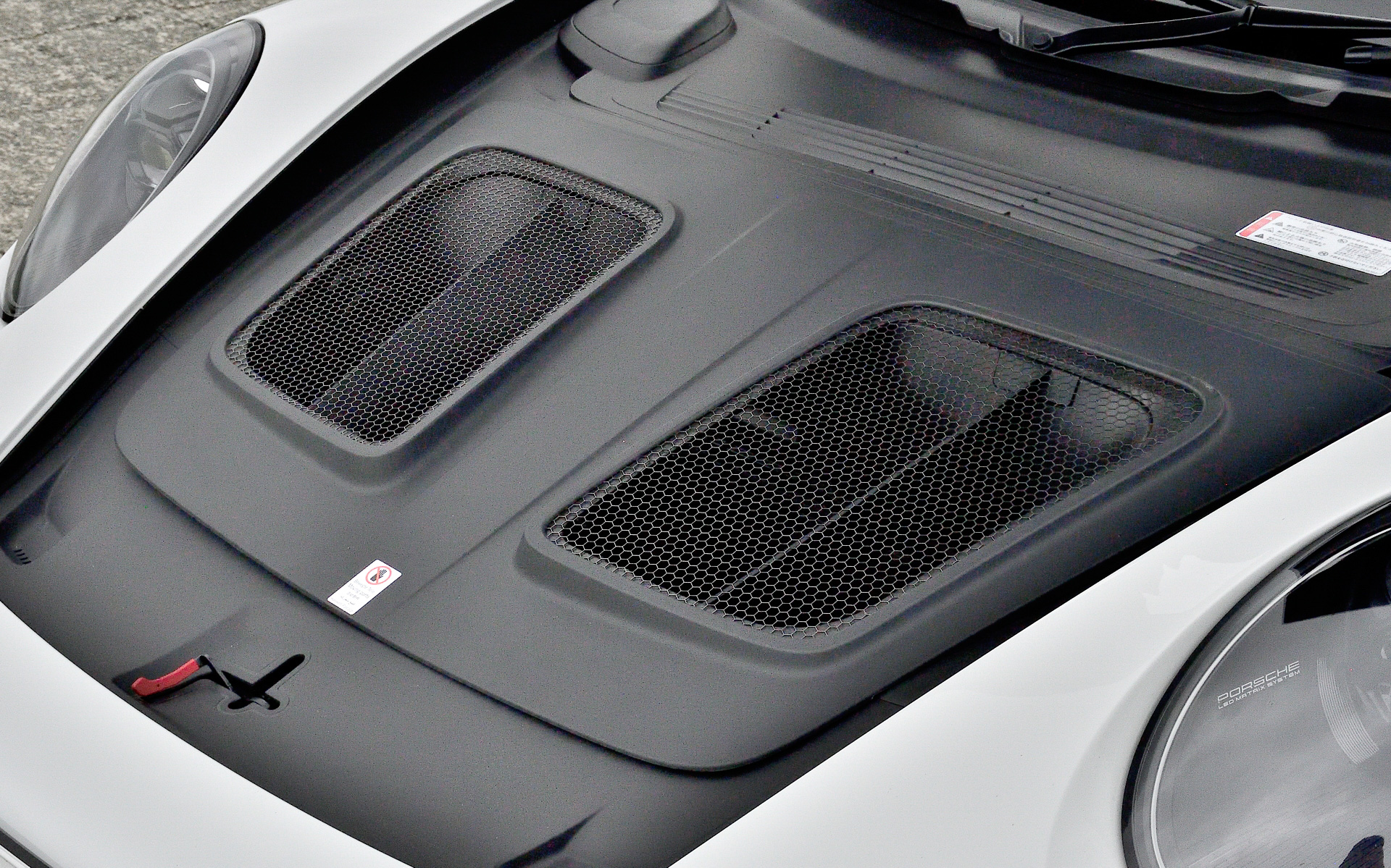 インテリアではカーボンファイバー製のフルバケットシートを採用するなど、レーシーな仕上がり。ステアリング下側にあるボタンでドライブモードやPASM、ESC（エレクトロニック・スタビリティ・コントロール）、TC（トラクション・コントロール）、PTV（ポルシェ トルク ベクタリング）などを変更できる