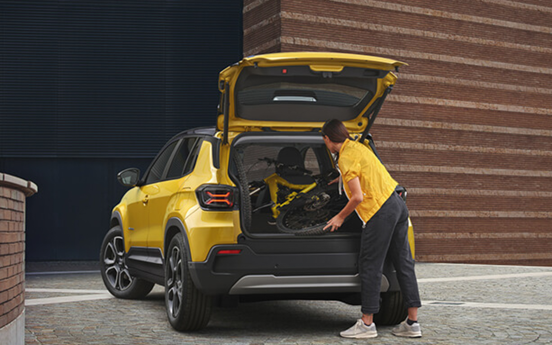 ハンズフリーパワーリフトゲートも標準装備