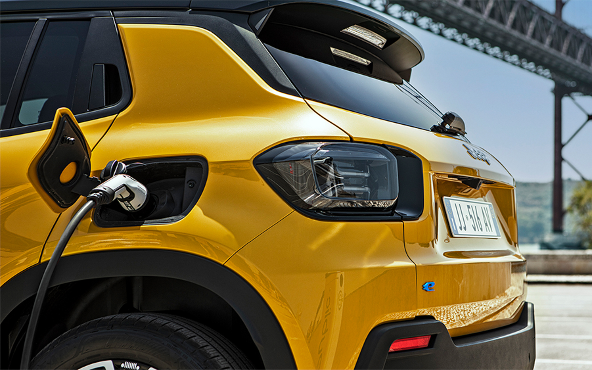 充電ポートは左後部に配置